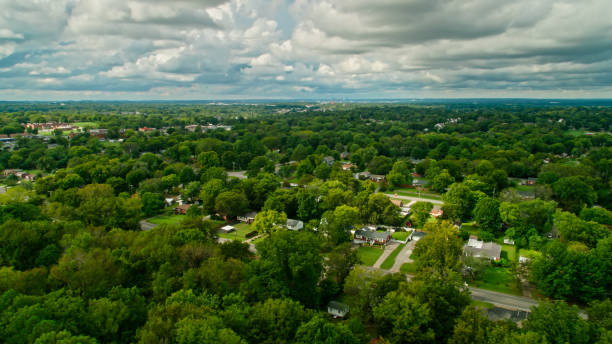 vista aérea sobre el vecindario suburbano hacia el horizonte de nashville - tennessee house nashville residential structure fotografías e imágenes de stock