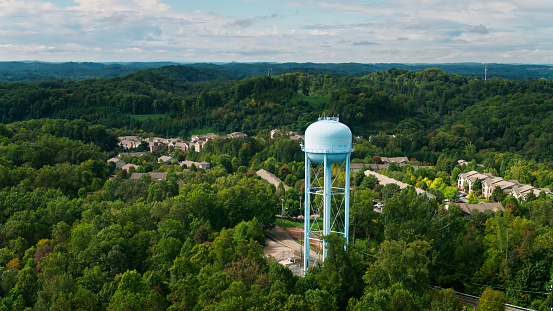 Torre de agua y edificios de apartamentos en medio del bosque cerca de Knoxville, TN - Aéreo photo