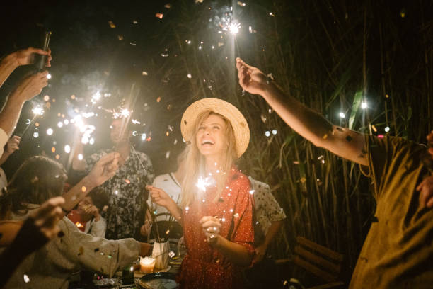 celebración. - sparkler fotografías e imágenes de stock