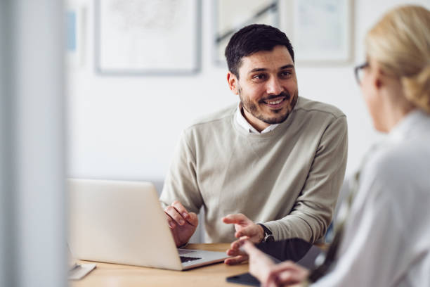 home office: homme et femme se réunissant - learning male studying smiling photos et images de collection