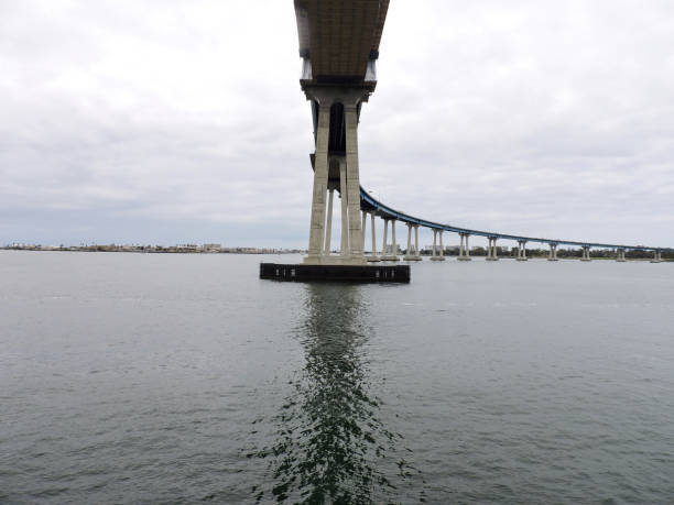 вид под низким углом на мост залива коронадо в сан-диего - coronado bay bridge стоковые фото и изображения