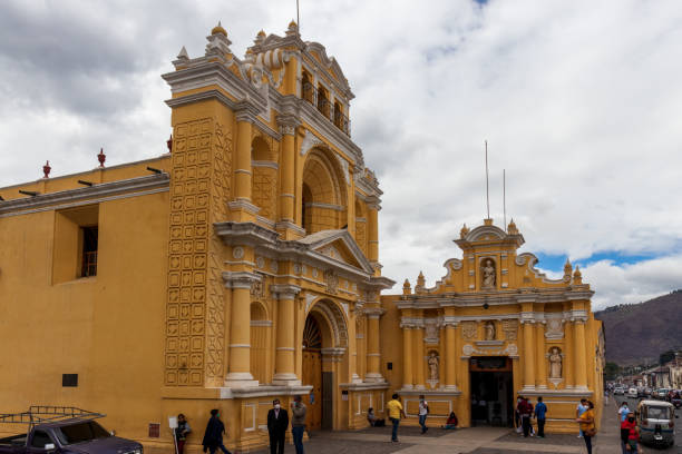 kościół san pedro w antigua guatemala - editorial guatemala antigua tourist zdjęcia i obrazy z banku zdjęć