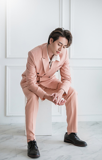 https://media.istockphoto.com/id/1363713379/photo/portrait-of-korean-asian-handsome-smile-friendly-business-model-man-in-pink-suit-sitting.jpg?b=1&s=170667a&w=0&k=20&c=C4867u2eKfGC4vWAkR2gh8nfGBTvUeJZx0WGogQa2Dk=