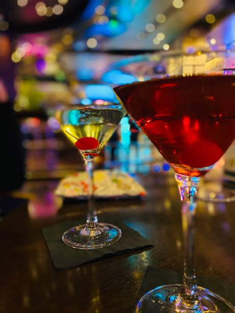 манхэттен и мартини - manhattan cocktail cocktail drink cherry стоковые фото и изображения