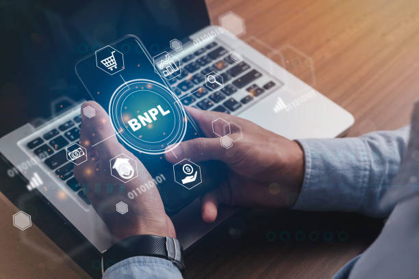 бизнесмены держат в руках смартфон с иконками bnpl с технологией иконок онлайн-покупок. bnpl купить сейчас оплатить позже концепция онлайн-пок� - срочность стоковые фото и изображения