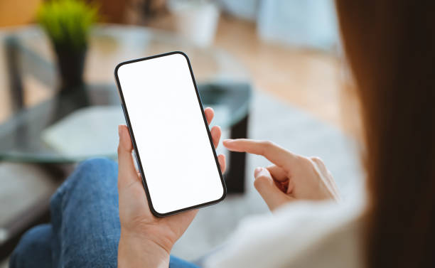 mano sosteniendo la maqueta del teléfono inteligente de la pantalla en blanco. tome su pantalla para poner en la publicidad. - application software telephone social media smart phone fotografías e imágenes de stock