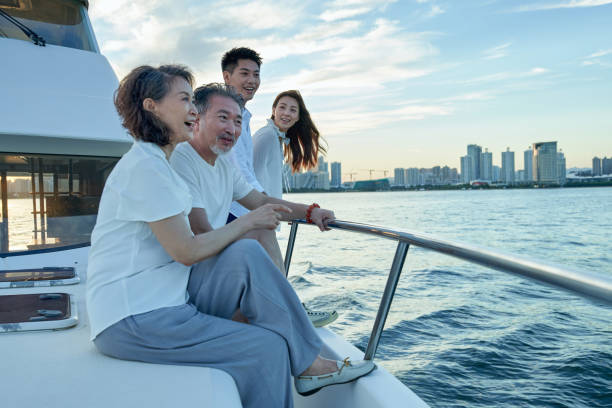 Família feliz a bordo de um iate para o mar - foto de acervo