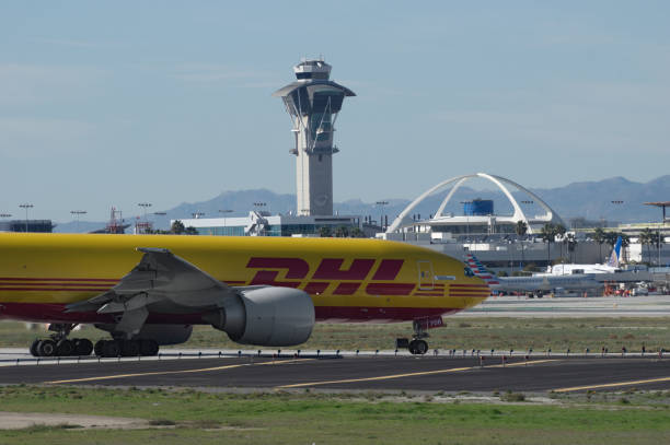 dhl ボーイング 767 タクシー - dhl airplane freight transportation boeing ストックフォトと画像