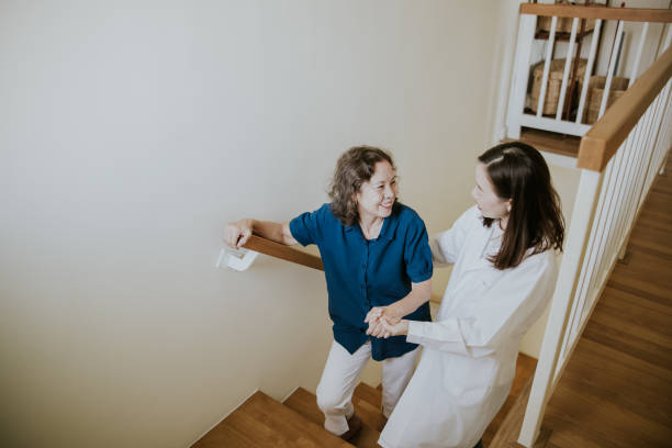 médica ajudando idosa a subir escada em foto de home-stock - nurse reaching women doctor - fotografias e filmes do acervo