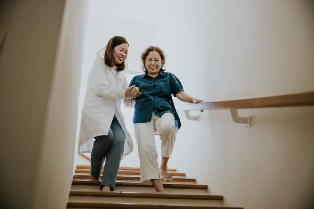 médico ajudando idosa a descer - nurse reaching women doctor - fotografias e filmes do acervo