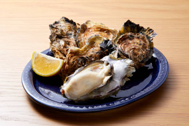 Earthen oysters that are crucified in a plate