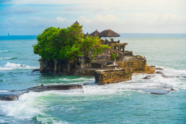 tanah lot, templo en el océano. bali, indonesia. - balinese culture fotografías e imágenes de stock