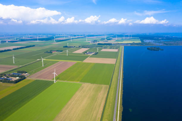 дрон фотограф голландского побережья, панорама голландского пейзажа. - polder windmill space landscape стоковые фото и изображения