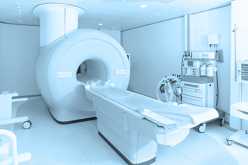 Tomografía computarizada médica o resonancia magnética en el laboratorio del hospital moderno. Interior del departamento de radiografía. Equipos tecnológicamente avanzados en sala blanca. Máquina de diagnóstico por resonancia magnética photo