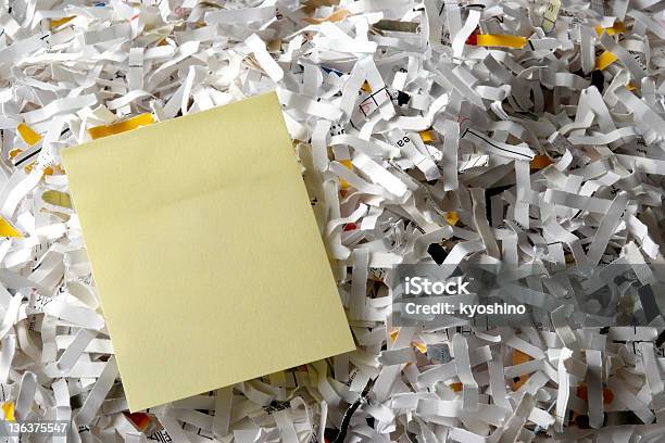 シュレデッド文書黄色粘着剤注意 - 付箋紙のストックフォトや画像を多数ご用意 - 付箋紙, 積み重なる, Cluttered