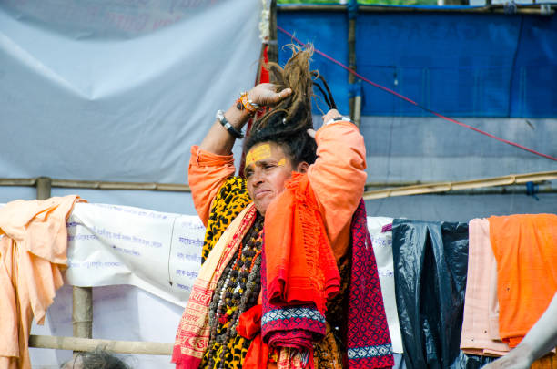 portrait of a woman saint in transit camp kolkata - sadhu imagens e fotografias de stock