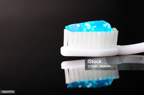 Photo libre de droit de Brosse À Dents Et Pâte banque d'images et plus d'images libres de droit de Blanc - Blanc, Bleu, Brosse à dents