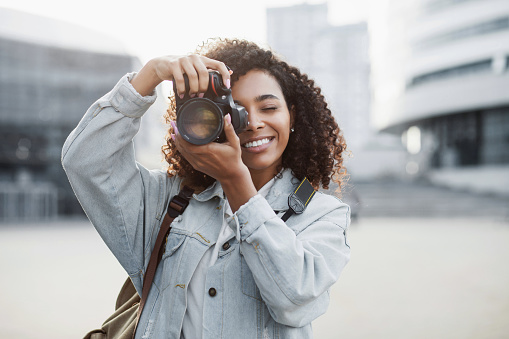 Mujer fotógrafa con cámara digital retrato al aire libre photo