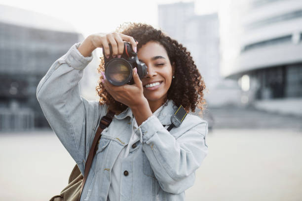 mujer fotógrafa con cámara digital retrato al aire libre - fotógrafo fotografías e imágenes de stock