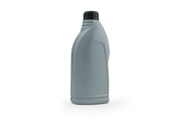 бутылка с моторным маслом с пространством для копирования на белом фоне - motor oil bottle стоковые фото и изображения