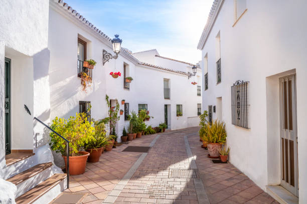 benalmádena pueblo casco antiguo en la costa del sol de - marbella fotografías e imágenes de stock