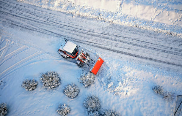 neve removendo com trator vermelho na estrada. dia de inverno suny, vista de drone. - blade white blue transportation - fotografias e filmes do acervo