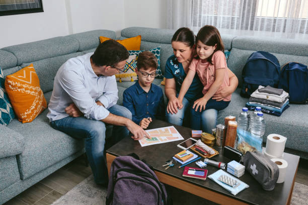 padre spiega alla sua famiglia il punto di emergenza - preparazione foto e immagini stock