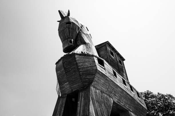 statue des trojanischen pferdes, außerhalb der antiken archäologischen stätte troja - ilium stock-fotos und bilder