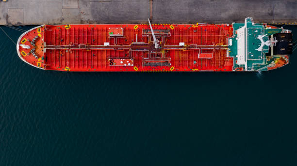 심해 공중 최고 보기에 도킹 된 적색 해운 오일 - oil rig oil sea aerial view 뉴스 사진 이미지
