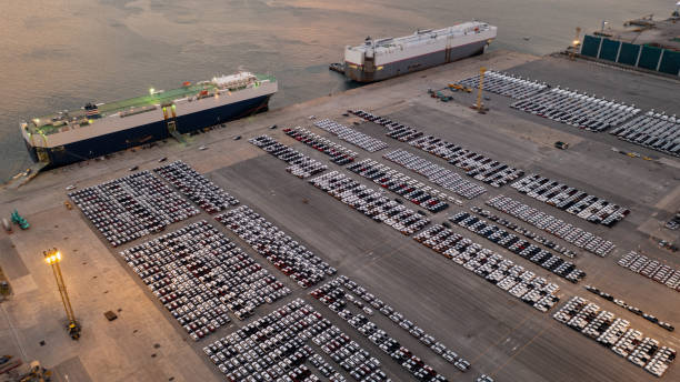 novos produtos de carro se alinham na exportação de estacionamento para venda vista aérea - car freight transportation new traffic - fotografias e filmes do acervo