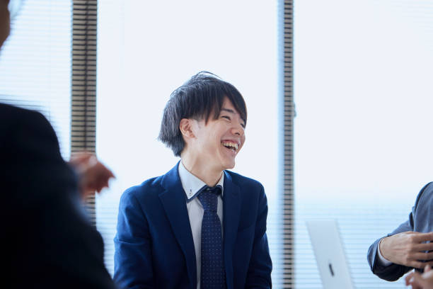 会議を開く日本人ビジネスマン - 日本人　笑顔 ストックフォトと画像