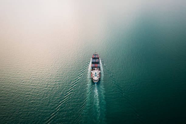 navio de contêineres navegando em vista aérea do mar verde - navio cargueiro - fotografias e filmes do acervo