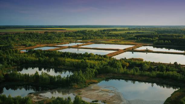 bassins de rétention de vue aérienne, étang humide, bassin de rétention humide ou étang de gestion des eaux pluviales, est un étang artificiel avec de la végétation autour du périmètre et comprend un bassin d’eau permanent dans sa conception - retention pond photos et images de collection