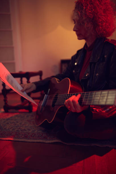 woman playing acoustic guitar in a retro vintage room. - fingerstyle imagens e fotografias de stock