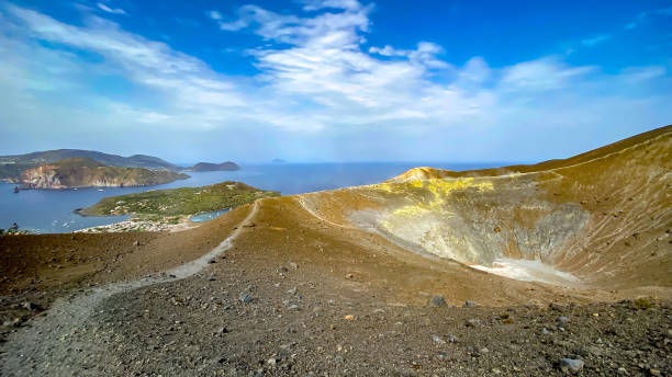 gran cráter en vulcano, islas eolias, italia - vulcano fotografías e imágenes de stock