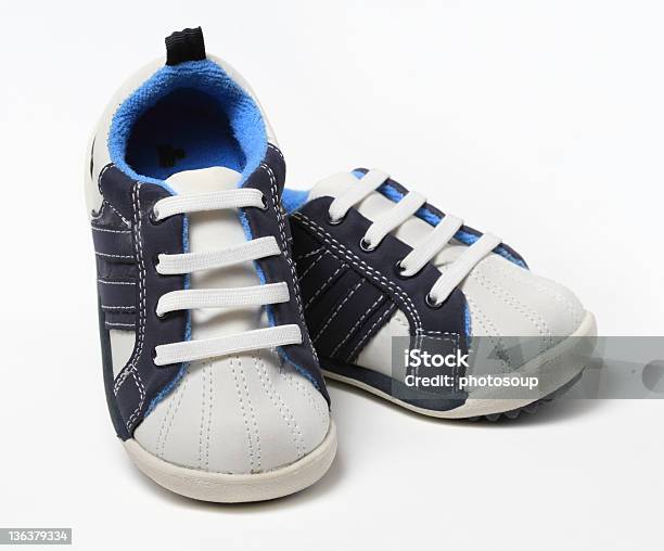 Par De Sapatos De Bebé - Fotografias de stock e mais imagens de Andar - Andar, Aprender, Azul