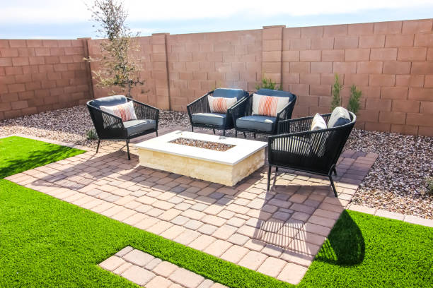 Back Yard Conversation Area With Four Wicker Chairs Rear Yard Conversation Area With Four Wicker Chairs On Pavers Patio patio stock pictures, royalty-free photos & images