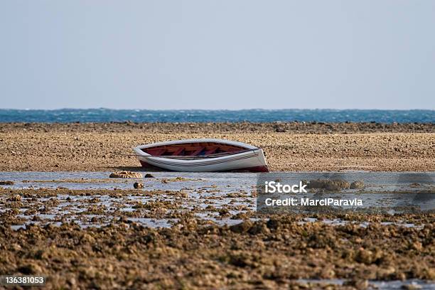 Barca Da Pesca - Fotografie stock e altre immagini di Acqua - Acqua, Ambientazione esterna, Barca a remi