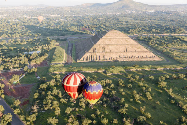 mongolfiera su teotihuacan in messico - teotihuacan foto e immagini stock