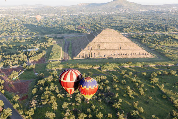 balonismo sobre teotihuacan no méxico - teotihuacan - fotografias e filmes do acervo