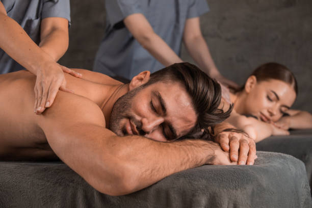 małżonkowie odpoczywający na masażu relaksacyjnym - massaging men beauty spa beauty treatment zdjęcia i obrazy z banku zdjęć