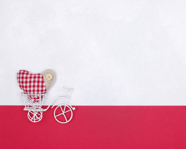 pequeña bicicleta de juguete blanca con corazón textil rojo. espacio de copia. concepto minimalista de amor romántico - invitation birthday card creativity ideas fotografías e imágenes de stock