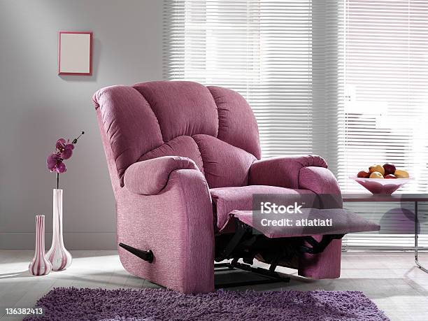 Televisión Sillón En La Sala De Estar Foto de stock y más banco de imágenes de Sillón reclinable - Tipo de silla - Sillón reclinable - Tipo de silla, Sillón, Cuarto de estar