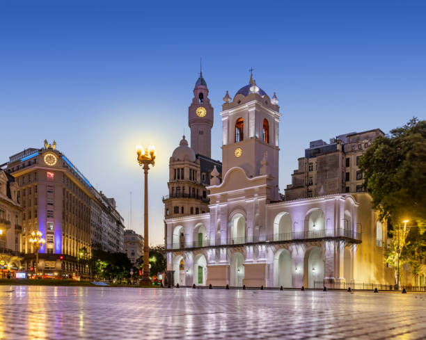 cabildo de buenos aires por la noche argentina - buenos aires fotografías e imágenes de stock