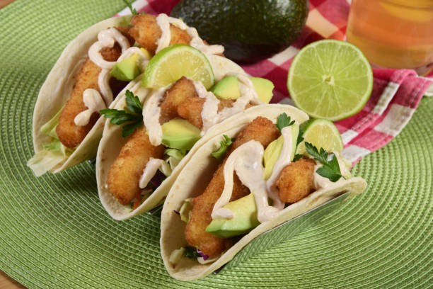 フライドバハフィッシュタコス キャベツ、アボカド、ソース - fish tacos ストックフォトと画像