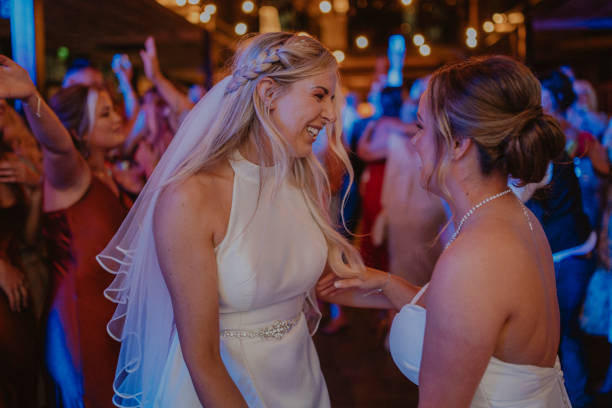 novias bailando en la recepción de la boda - i love you frase en inglés fotografías e imágenes de stock