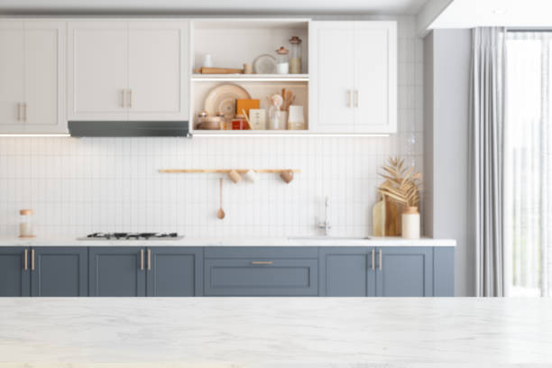 comptoir de cuisine en marbre vide avec fond de cuisine défocalisé. - kitchen photos et images de collection