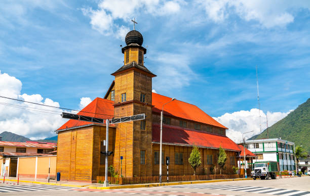 деревянная церковь в оксапампе, перу - iquitos стоковые фото и изображения