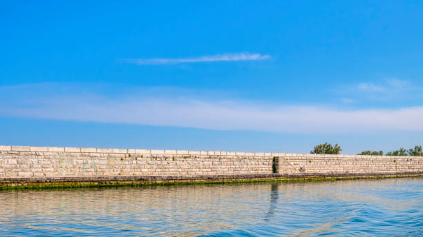 pellestrina, o murazzi (veneza, itália) - dam venice italy mediterranean sea italy - fotografias e filmes do acervo