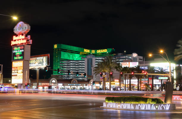 ストリップのライトトレイル - las vegas metropolitan area entertainment sign neon light ��ストックフォトと画像